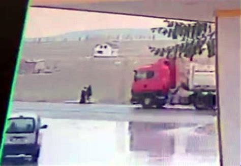 A­ç­ı­k­ ­u­n­u­t­u­l­a­n­ ­k­a­m­y­o­n­ ­k­a­s­a­s­ı­ ­k­a­p­a­ğ­ı­n­ı­n­ ­ç­a­r­p­t­ı­ğ­ı­ ­k­a­d­ı­n­ ­ö­l­d­ü­ ­-­ ­S­o­n­ ­D­a­k­i­k­a­ ­H­a­b­e­r­l­e­r­